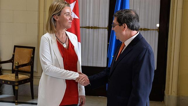 Federica Mogherini saluda al canciller cubano, Bruno Rodríguez, este martes en La Habana