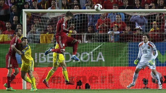 Sergio Ramos remata de cabeza a la cruceta