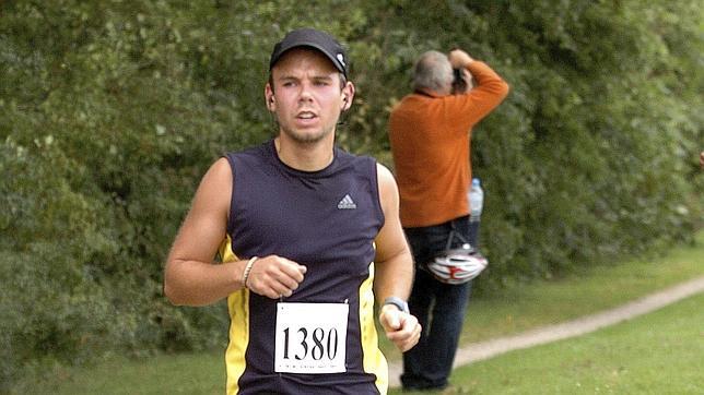Andreas Lubitz, copilto del vuelo de Germanwings, mientras participa en una carrera en Hamburgo