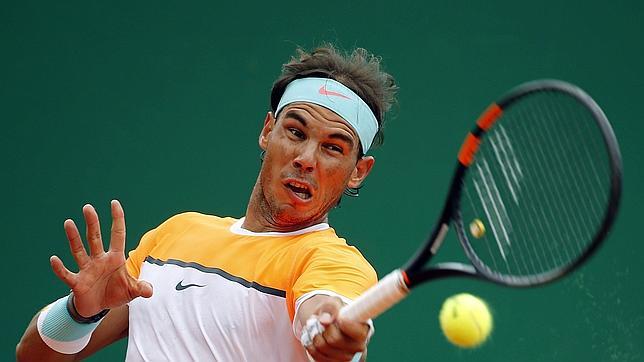Nadal golpea con su nueva raqueta