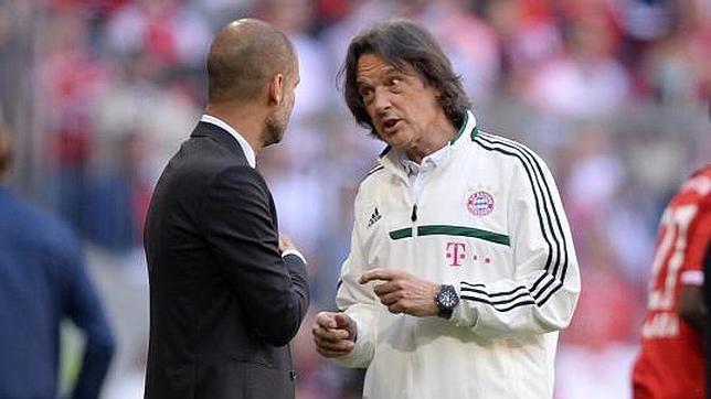 Guardiola con el médico del Bayern, que este jueves presentaba su dimisión
