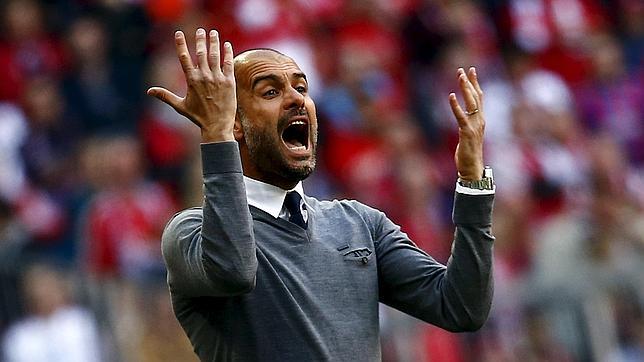 Guardiola gesticula en el encuentro entre el Bayern y el Oporto