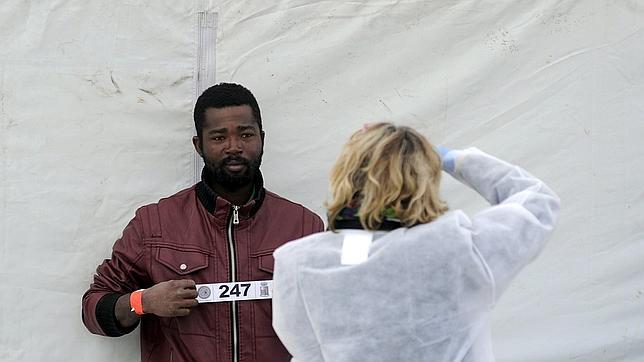 Un inmigrante llegado a Palermo tras el último nuafragio es fotografiado para el registro oficial