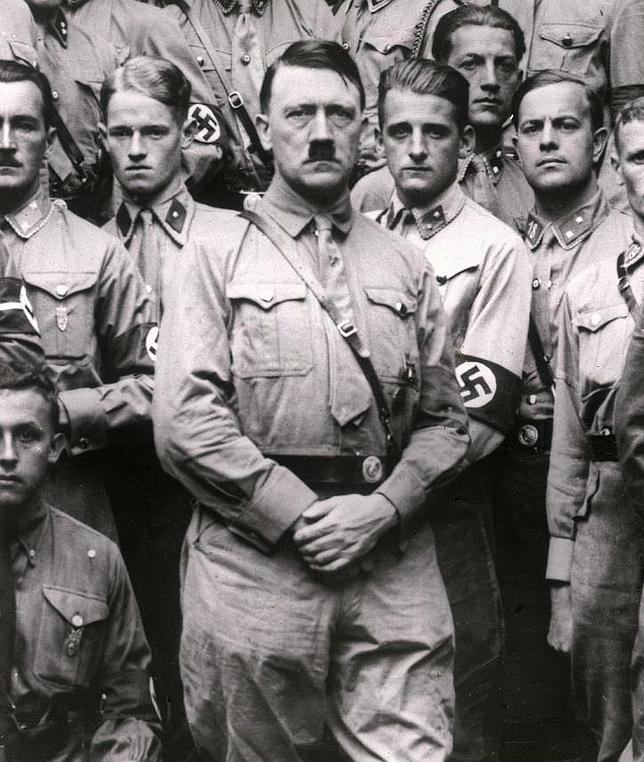 Hitler, con sus oficiales nazis en 1922