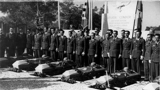 Entierro de los siete pilotos de la Legión Cóndor en el cementerio de la Almudena