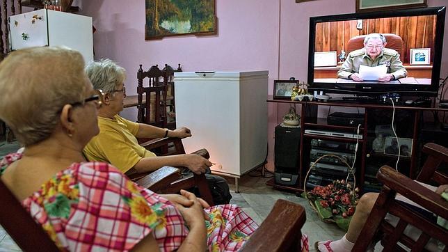 Un grupo de cubanas sigue el discurso de Raúl Castro por la televisión oficial desde su casa de La Habana