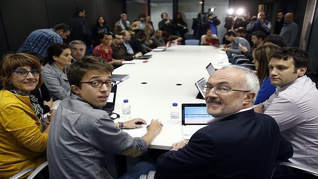Íñigo Errejón y Antonio Montiel, durante una reunión de los equipos de campaña de Podemos en Valencia
