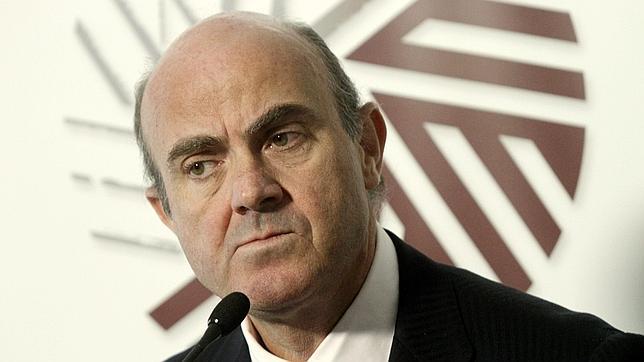 De Guindos ha afirmado que continuará en la carrera por la presidencia del Eurogrupo en una rueda de prensa en Riga