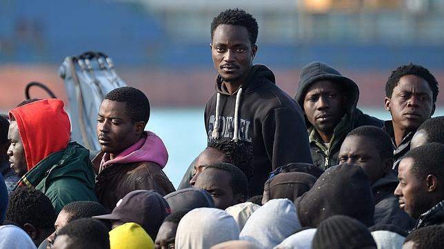 Un grupo de inmigrantes desembarca en el puerto siciliano de Catania el pasado 23 de abril