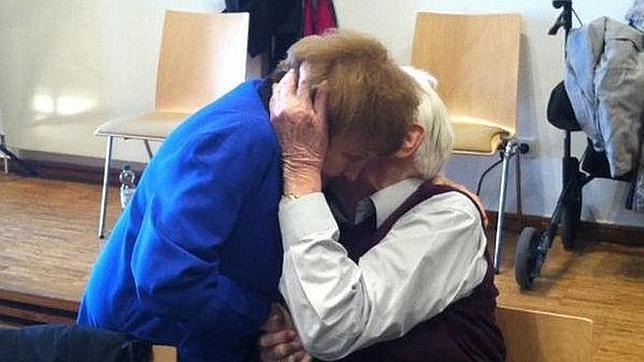 El exmiembro de las SS y la presa se funden en un abrazo durante el juicio