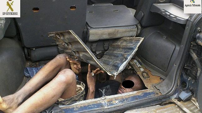 Otros inmigrantes han intentado cruzar la frontera ocultos en el doble fondo del maletero de un coche