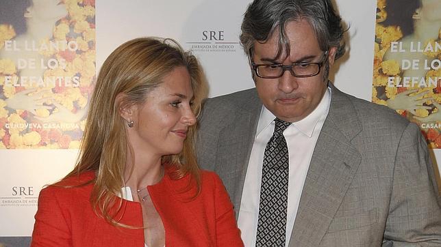 La autora de la novela junto al escritor y columnista Juan Ramón de Prada