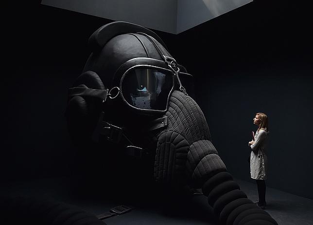 Una mujer admira una pieza de la artista rusa Irina Nakhova en el pabellón de su país