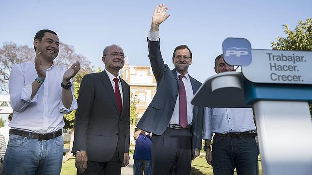 El presidente del Gobierno, Mariano Rajoy, en un acto electoral en Málaga. A la izquierda, Juanma Moreno