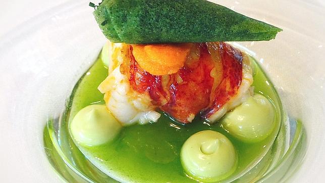 Bogavante asado y descascarillado sobre aceite hierbas, un plato de Eneko Atxa en Azurmendi
