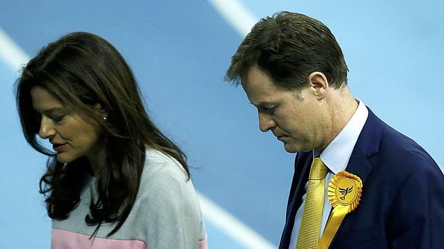 Clegg y su esposa, tras conocer los primeros sondeos