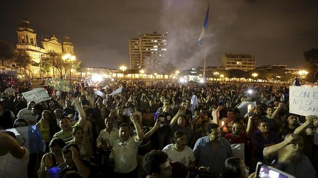 Los guatemaltecos se lanzaron a la calle el viernes para celebrar la renuncia de la vicepresidenta por corrupción