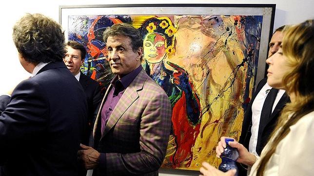El actor y guionista Sylvester Stallone ante una de las obras de su colección