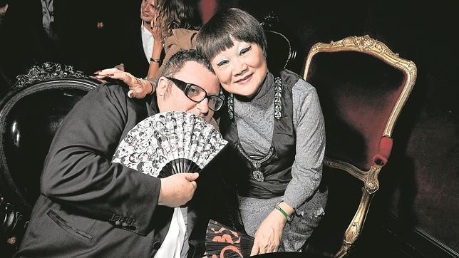 Shaw Lan Wang junto a Alber Elbaz, fueña y responsable respectivamente de Lanvin