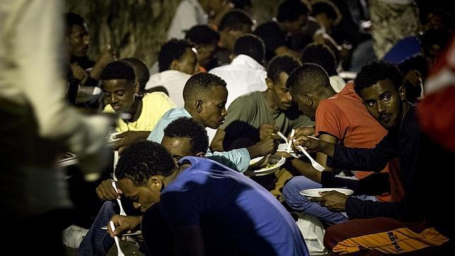 Un grupo de inmigrantes en un albergue en Roma