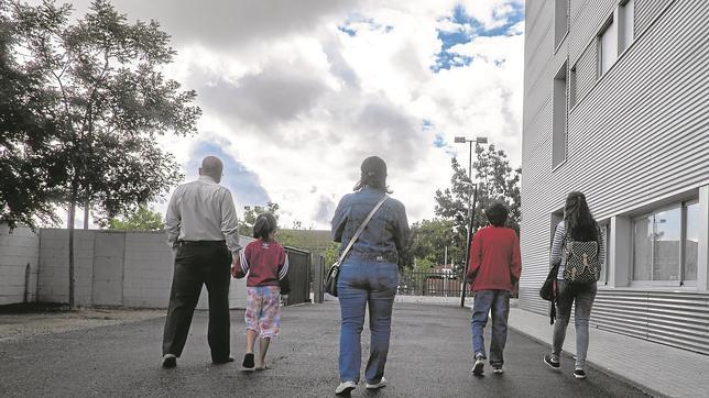 De izquierda a derecha, Mohamed, Mariam, Tali, Lionel y Avin, en el centro de refugiados de Getafe