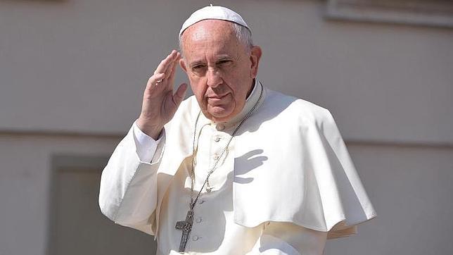 El papa Francisco saluda a los fieles congregados en la Plaza de San Pedro durante la audiencia general de los miércoles celebrada el 17 de junio de 2015, en El Vaticano