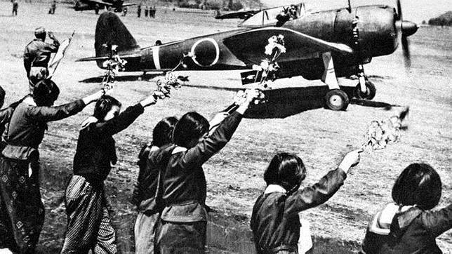 Un aeroplano usado por los Kamikaze es despedido por varias chicas de secundaria