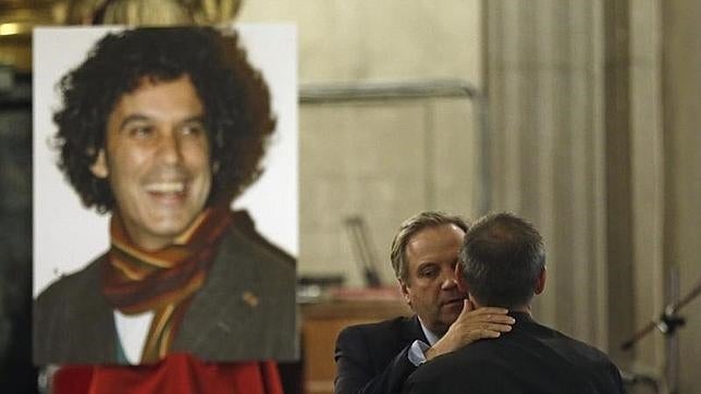 Antonio Carmona saluda al marido de Pedro Zerolo durante el homenaje al concejal fallecido