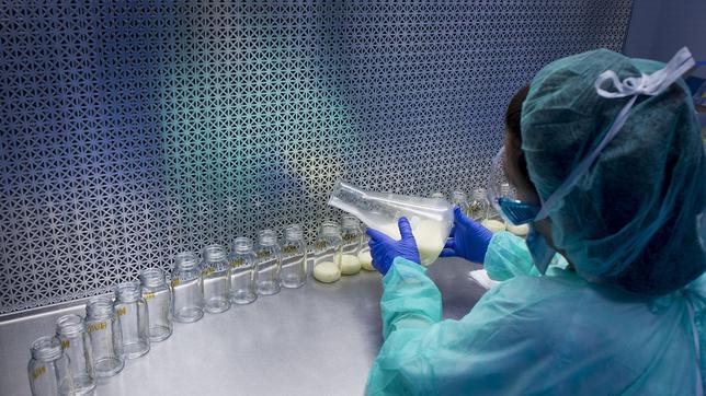 Un técnico del Banco de Leche Materna del 12 de Octubre distribuye la leche donada