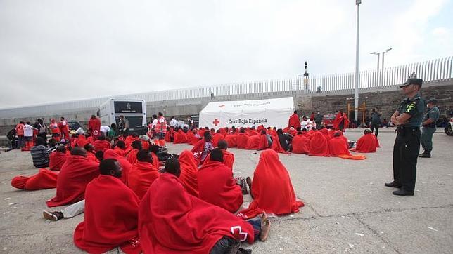 Un grupo de inmigrantes en el puerto de Tarifa (Cádiz) tras ser rescatados en agosto por Salvamento Marítimo