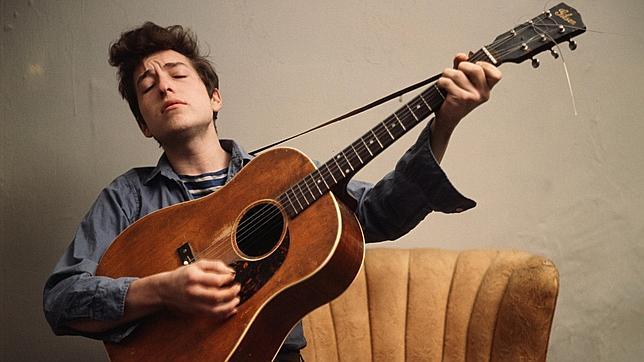 En la imagen, un joven Bob Dylan. Manuel Vilas escribe: «La gente se muere, pero Dylan no se va de este mundo»