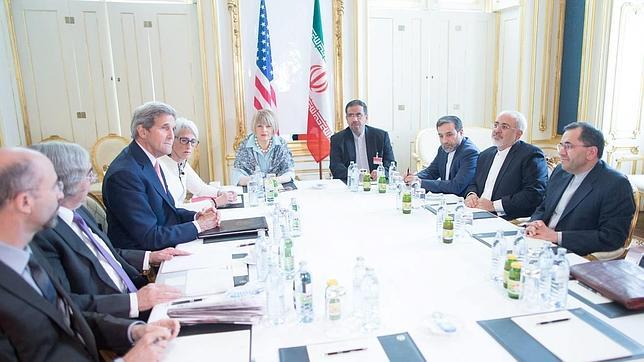 El secretario de Estado de Estados Unidos, John Kerry, junto al ministro de Asuntos Exteriores de Irán, Mohamed Yavad Zarif, en Viena