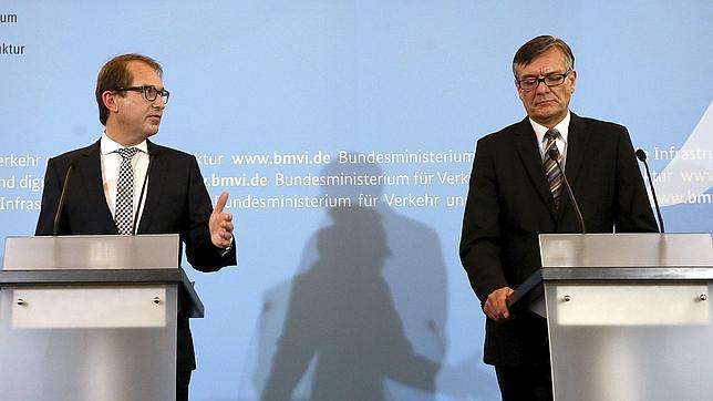 El ministro alemán de Transporte, Alexander Dobrindt, y el director de Taskforce, Matthias von Randow, informan sobre el estudio provisional del accidente de avión de Germanwings