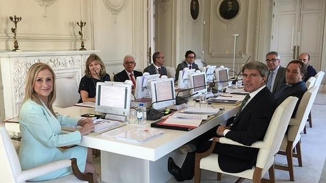 Cristina Cifuentes preside el Consejo de Gobierno en el Real Palacio de Correos de la Puerta del Sol