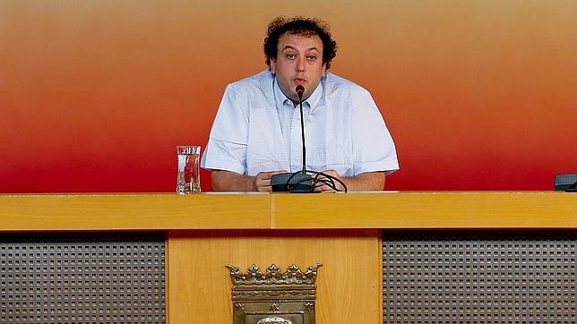 El concejal del Ayuntamiento de Madrid Guillermo Zapata durante su comparecencia