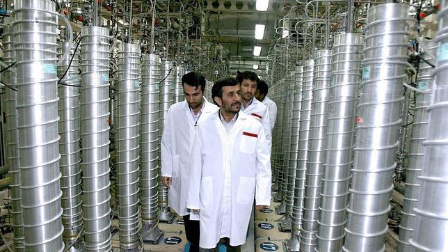 Foto de archivo del 8 de marzo de 2007 y facilitada por la oficina de la Presidencia iraní que muestra al presidente iraní, Mahmud Ahmadineyad (c), mientras inspeccionan la central nuclear de Natanz, en el centro de Irán