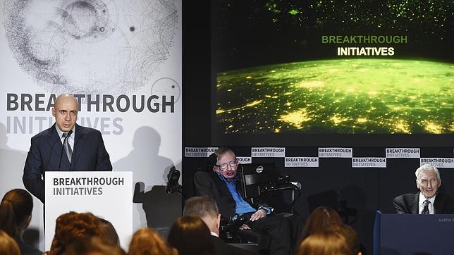 El multimillonario ruso, Yuri Milner (izda), junto al científico británico Stephen Hawking (centro) durante la presentación del proyecto