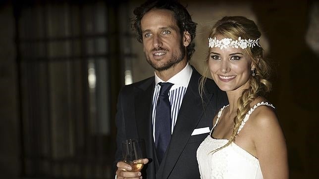 Los novios al recibir a la prensa. Ella luce un modelo de Rosa Clará