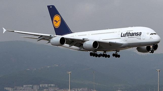 Un Airbus A380 de Lufthansa se dispone a tomar tierra en el aeropuerto de El Prat procedente de Fráncfort