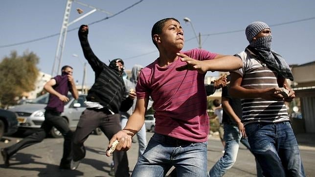 Un grupo de jóvenes árabe-israelíes lanzan piedras durante unos enfrentamientos en Umm el-Fahm, Israel