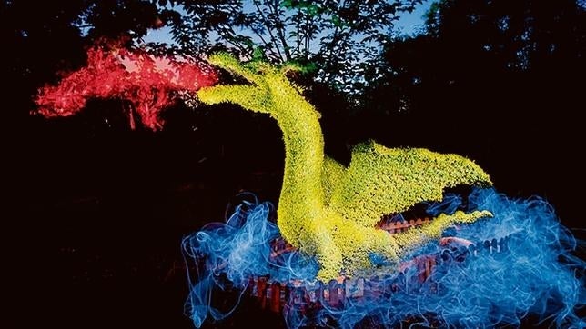 El dragón, de cuatro metros, es una de las esculturas vegetales más vistosas del Bosque Encantado