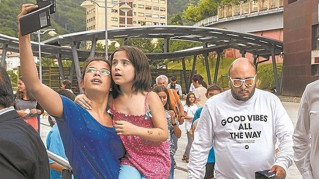Vecinos de Eibar intentan fotografiarse con Kiko Rivera