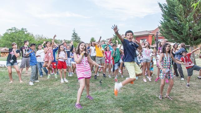 Los campamentos estivales o la inmersión lingüística en iniciativas como el «Pueblo Inglés», en la imagen, son una alternativa para mejorar en idiomas