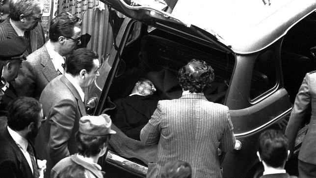 El cadáver del político Aldo Moro en el maletero de un coche en Roma, en mayo de 1978