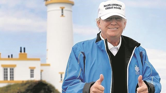 Donald Trump posa durante un torneo de golf