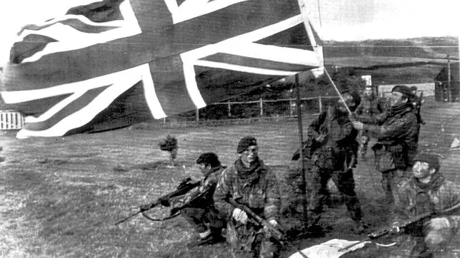 Soldados británicos izan su bandera durante la Guerra de las Malvinas
