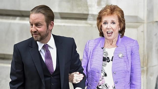 Cilla y su hijo Robert (Bobby) en un acto en Londres en 2014