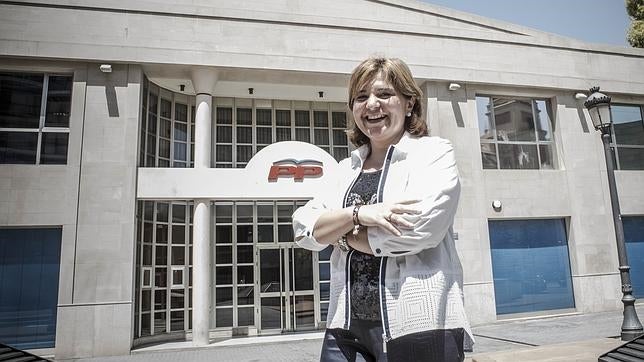 Isabel Bonig, frente a la sede del PP que abandonará para ahorrar su alquiler