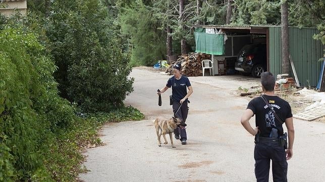 Agentes de Policía en la finca de la familia de Sergio Morate