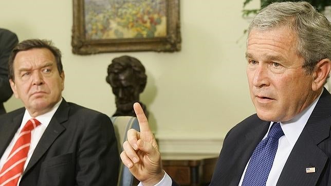 El excanciller alemán, Gerhard Schroeder y el expresidente de EE.UU. George W. Bush
